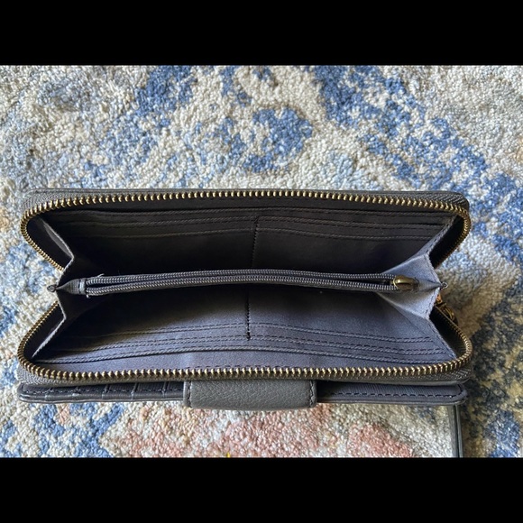 Barely used Gray fossil wallet. - Picture 4 of 4
